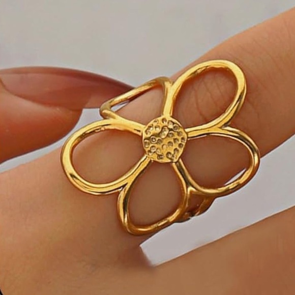 NEW Gold Tone Adjustable Flower Ring - Picture 1 of 6